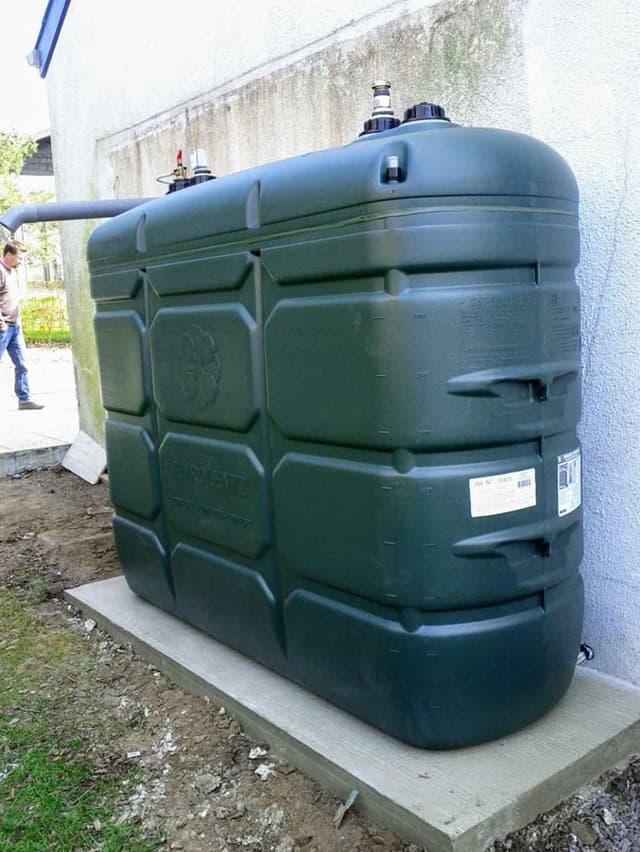 Technicien préparant une citerne pour le contrôle